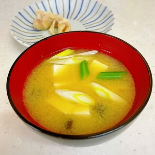 鶏皮出汁の豆腐ネギの味噌汁✨